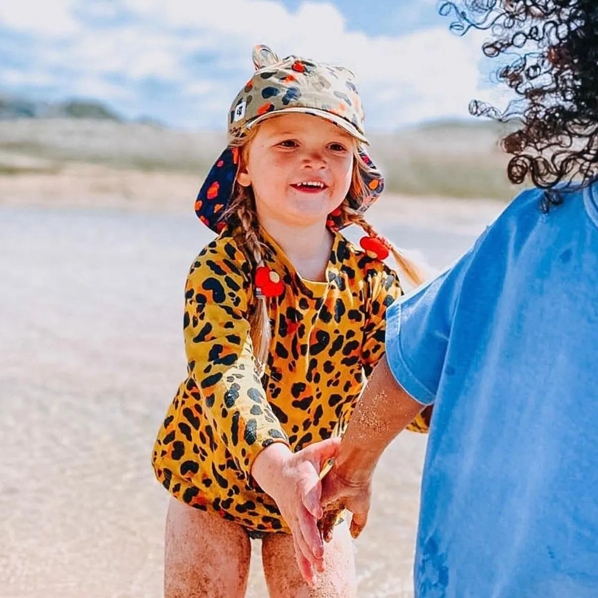 Kids Cub hat with neck flap: Leopard Neutral