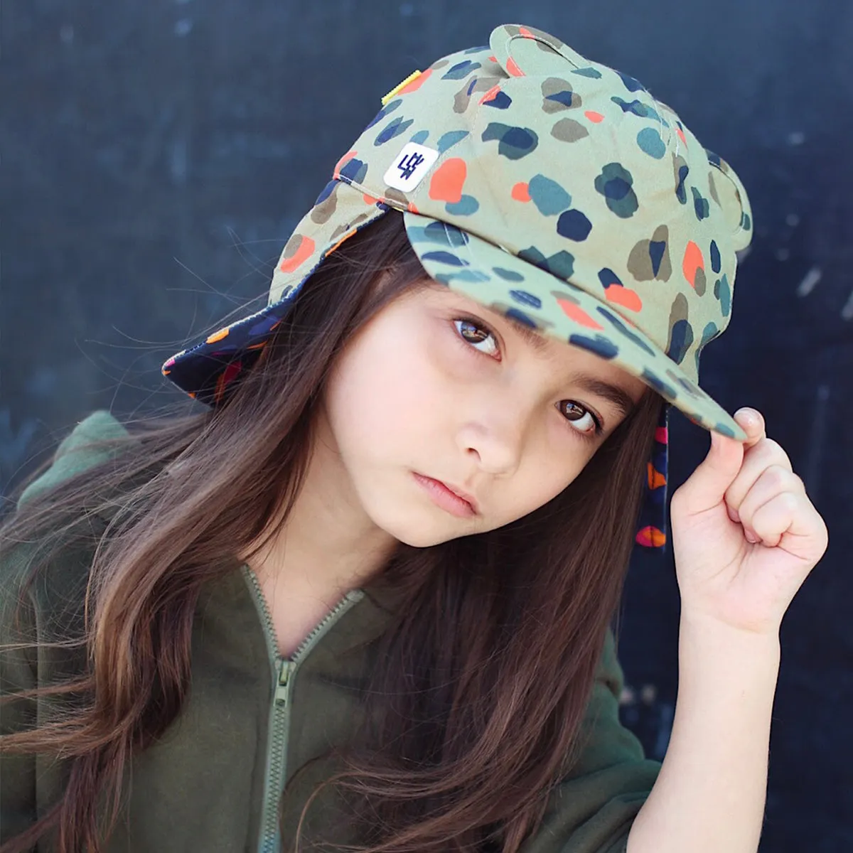 Kids Cub hat with neck flap: Leopard Neutral