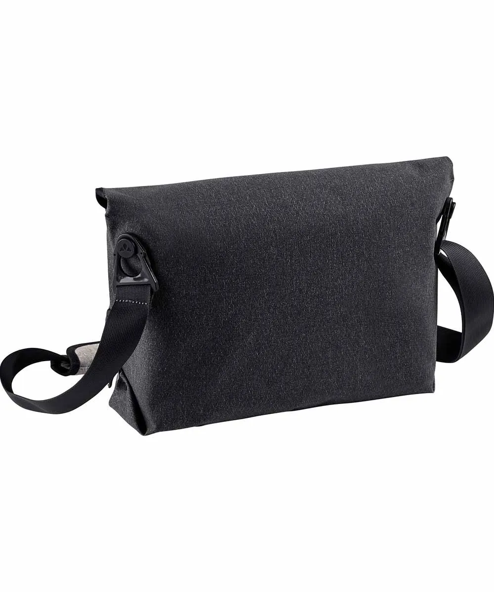 Vaude Schmalegg Schultertasche aus recycelten PET-Flaschen