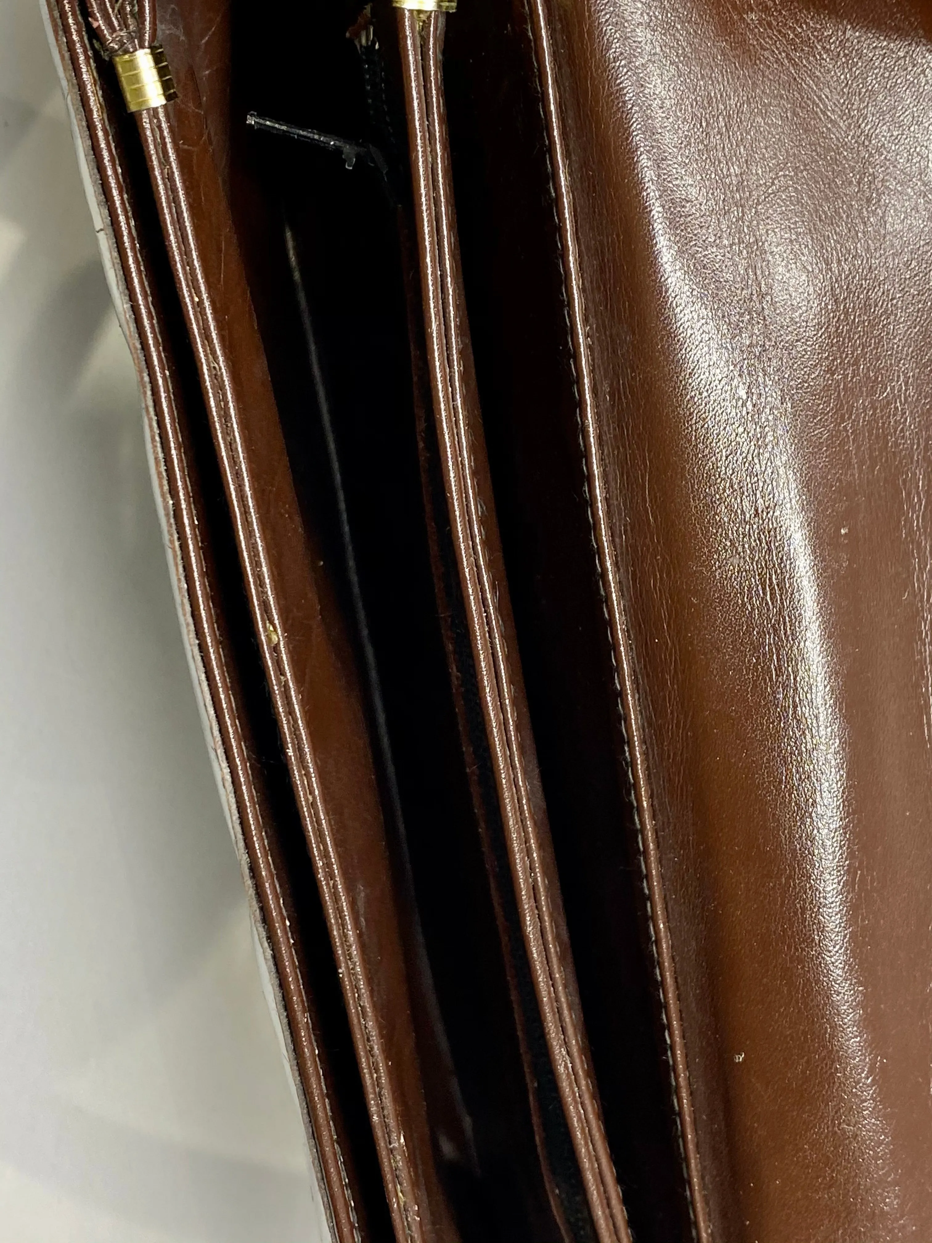 Vintage: Brown Leather Croc Embossed Shoulder Bag